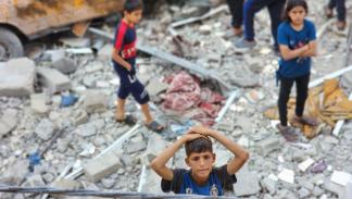 أطفال وسط الدمار في رفح في غزة - 9 مايو 2024 (هاني الشاعر/ الأناضول)