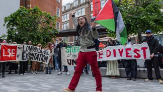 احتجاج لطلاب من كلية لندن للاقتصاد يطالبون فيه بسحب الاستثمارات من إسرائيل، 14 مايو 2024 (Getty)