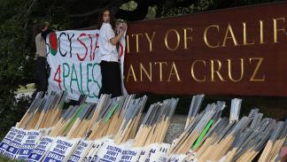 احتجاج على حرب غزة في جامعة كاليفورنيا في سانتا كروز - الولايات المتحدة الأميركية - 20 مايو 2024 (جاستن سوليفان/ Getty)