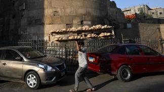 توصيل الخبز في القاهرة، الثلاثاء الماضي (خالد دسوقي/فرانس برس)