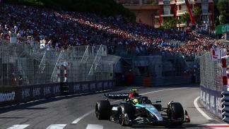 قاد هاميلتون سيارته في سباق جائزة موناكو يوم 26 مايو 2024 (كليف روز/Getty)
