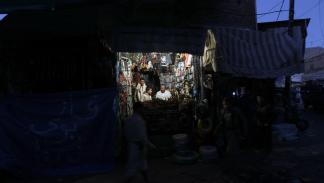 الظلام يُغرق شوارع اليمن (محمد حويس/ فرانس برس)
