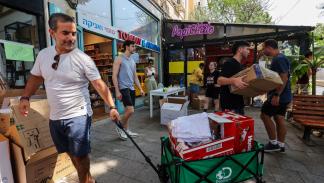 إسرائيليون يتسوقون من متجر في تل أبيب، 10 أكتوبر 2023 (فرانس برس)