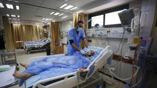 إمكانات العلاج محدودة في قطاع غزة (أشرف أبو عمرة/الأناضول)