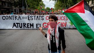 طلاب من برشلونة يتظاهرون بالشوارع دعما لفلسطين 15 مايو 2024 (Getty)