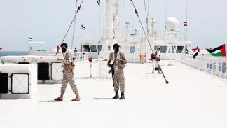  أفراد من جماعة الحوثي يحرسون سفينة جالاكسي