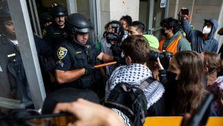 متظاهرون مؤيدون لفلسطين بجامعة كاليفورنيا في لوس أنجليس يواجهون الشرطة، في 23 مايو 2024 (Getty)