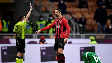 Getty-Zlatan Ibrahimovic (C) of AC Milan argues with referee Marco...