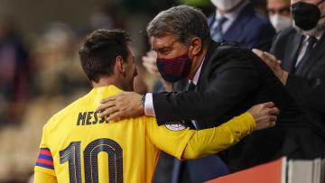 لابورتا يصافح ميسي بعد مباراة لبرشلونة في كأس الملك يوم 17 أبريل عام 2021 (ديفيد بوستامنتي/Getty)
