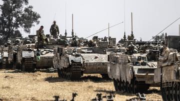 مركبات عسكرية إسرائيلية قرب رفح، غزة 1 مايو 2024 (مصطفى الخروف/الأناضول)