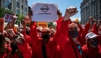 احتجاجات عمال مصنع نيسان في برشلونة على الإغلاق (Marcos del Mazo/Getty)