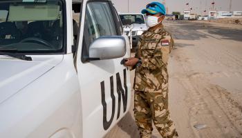 بعثة الأمم المتحدة تتفقد موقع قصف الشاحنات الجزائرية (فاضل سنة/فرانس برس)