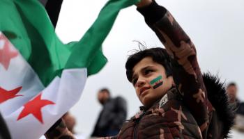 علم الثورة السورية (عبدالعزيز قطاز/ فرانس برس)