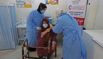 امرأة ليبية ولقاح كورونا في ليبيا (محمود تركية/ فرانس برس)