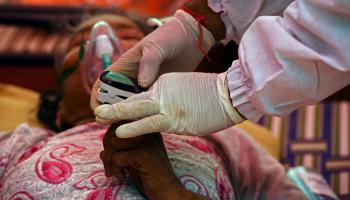مصاب بفيروس كورونا في الهند (توصيف مصطفى/ فرانس برس)