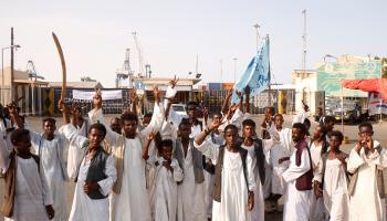 محتجون يغلقون شرق السودان (إبراهيم عشاق/ فرانس برس)