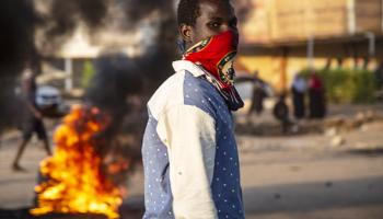 محتجون سودانيون يقطعون الطريق بالعاصمة الخرطوم
