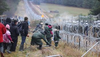 أزمة اللاجئين على الحدود بين بيلاروسيا وبولندا (لونيد شيغلوف/ فرانس برس)