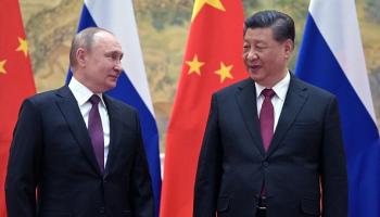 الرئيسان الروسي فلاديمير بوتين والصيني شي جين بينغ في بكين (4/2/2022/فرانس برس)