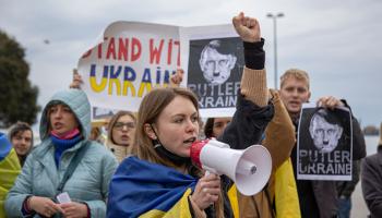 مظاهرة ضد الحرب الروسية على أوكرانيا (نيكولاس ايكونومو/ Getty)