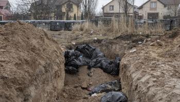 العثور على مقبرة جماعية في بوتشا عقب انسحاب القوات الروسية (الأناضول)