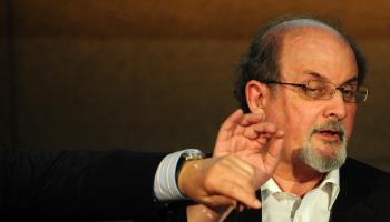 سياسة/سلمان رشدي/(رافا ريفاس/فرانس برس)