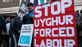 مظاهرات ضد إجبار الأويغور في الصين على العمل القسري (Getty)
