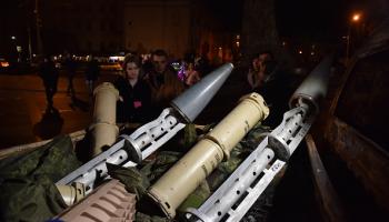 حطام صواريخ روسية معروضة في مدينة لفيف بأوكرانيا في ليلة رأس السنة (Getty)