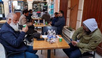 الليبيون يعشقون القهوة (محمود تركيا/فرانس برس)