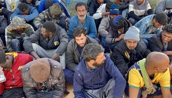 مهاجرون ناجون من الغرق في ليبيا (الأناضول)