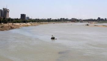 انحسار مياه نهر دجلة في العراق  (أحمد الربيعي/ فرانس برس)