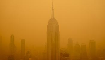 الضباب الدخاني الناتج عن حرائق كندا يؤثر على الرؤية في نيويورك، يونيو 2023 (Getty)