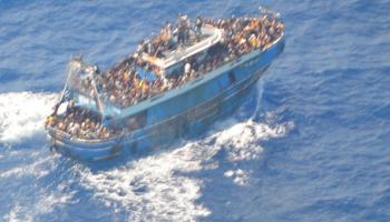 مهاجرون على ظهر قارب قبل غرقه قرب اليونان (الأناضول)