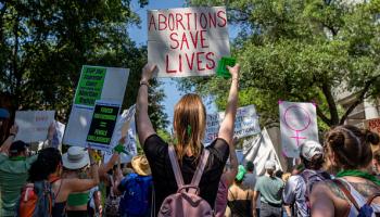 نشطاء مؤيدين للحق في الإجهاض يتظاهرون خلالإحدى جولات ترامب، مايو 2022 (Getty)