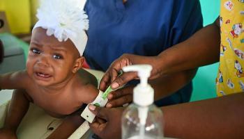 أطفال مصابين بسوء تغذية في مستشفى فونتين بهايتي (ريتشارد بيرين/فرانس برس)