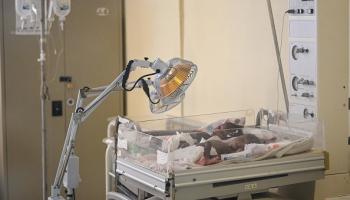 أطفال مصابين بسوء تغذية في مستشفى فونتين بهايتي (ريتشارد بيرين/فرانس برس)