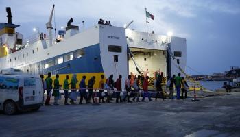 سفينة لنقل اللاجئين من جزيرة لامبيدوزا الإيطالية إلى مدن أخرى (فرانس برس)