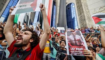 متظاهرون في القاهرة على الحرب الإسرائيلية على غزة، 18/10/2023 (خالد دسوقي/ فرانس برس)