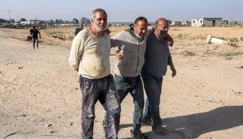 عمال من غزة أثناء عودتهم من معبر كرم أبو سالم بعد اندلاع الحرب، 3 نوفمبر 2023 (Getty)