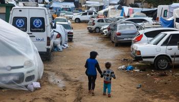 يعيش النازحون ظروفا غاية في الصعوبة (محمد حمص/فرانس برس)