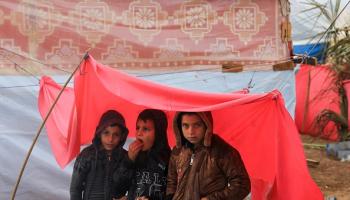 الأمطار تفاقم معاناة النازحين في غزة (محمد حمص/فرانس برس)
