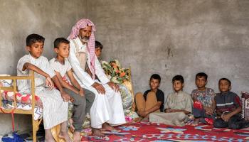 طرد الجفاف الأب لعشرة أطفال من الريف نحو بؤس المدينة في العراق(أسعد نيازي/فرانس برس)