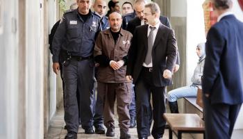 مروان البرغوثي خلال اقتياده إلى جلسة محاكمة، 25 يناير/كانون الثاني 2012 (Getty)