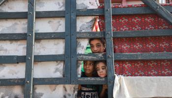 نازحون فلسطينون من شمال غزة إلى جنوبها (محمد عابد/فرانس برس )