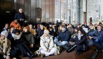 150 موظفاً بخارجية هولندا يشاركون في الاحتجاج (سيم فان دير/ فرانس برس)