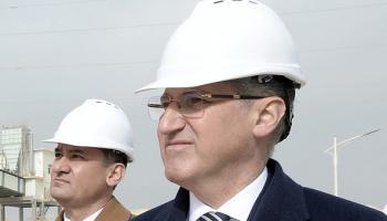 وزير البيئة والموارد الطبيعية الأذربيجاني مختار باباييف (على اليمين) (توفيق باباييف/فرانس برس)