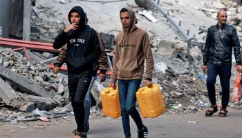 معاناة الحصول على الماء في غزة (فرانس برس)
