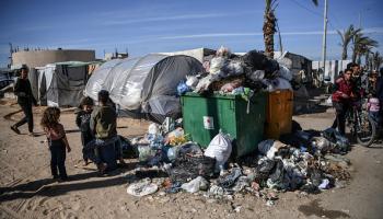 أكوام القمامة في غزة تضاعف من مخاطر انتشار الأمراض (عابد زقوت/الأناضول)