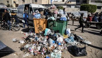 أكوام القمامة في غزة تضاعف من مخاطر انتشار الأمراض (عابد زقوت/الأناضول)