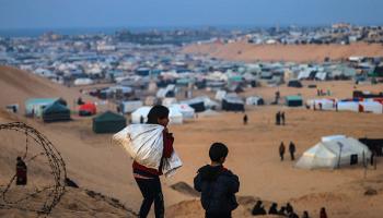 نزوح أهالي غزة إلى مخيمات مؤقتة في رفح، 19 يناير 2024 (فرانس برس)